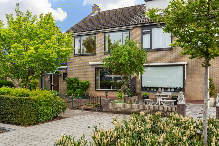 Gravin Sabinastraat 35 in Zuid-Beijerland foto