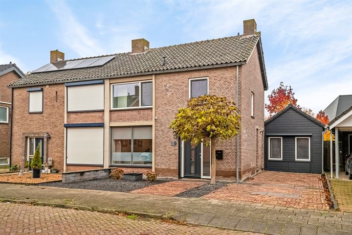 Groene Kruisstraat 64 in Dinteloord foto