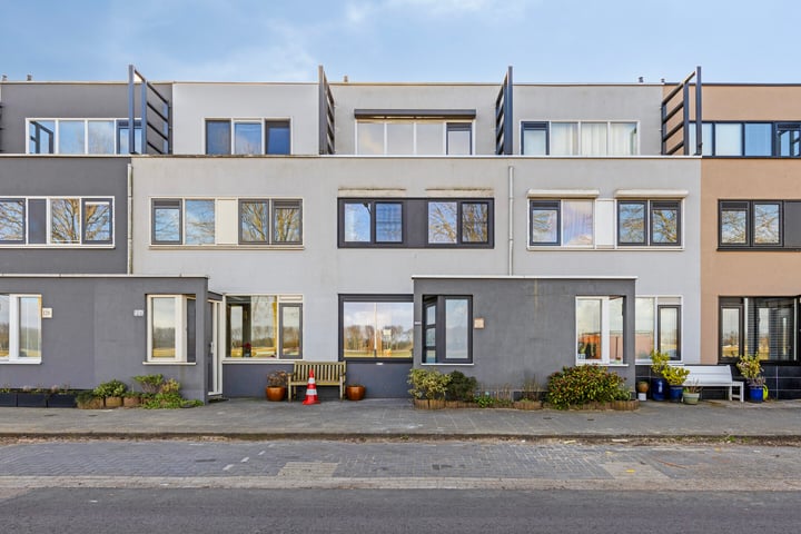 Grote Buitendijk 124 in Velserbroek foto