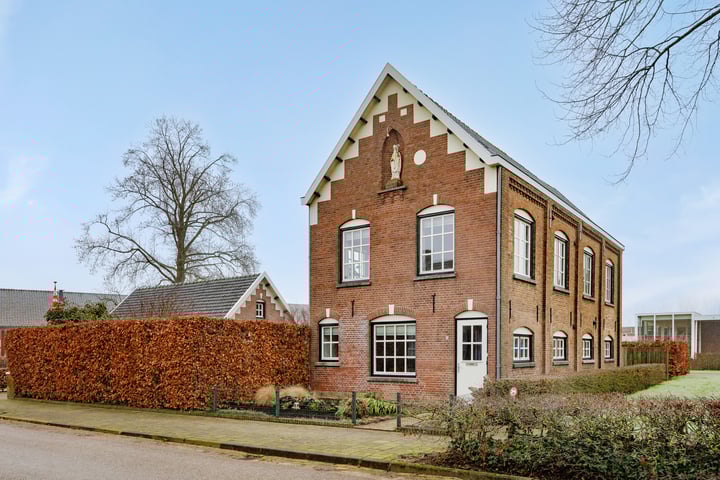 Grotestraat 2 in Haren foto