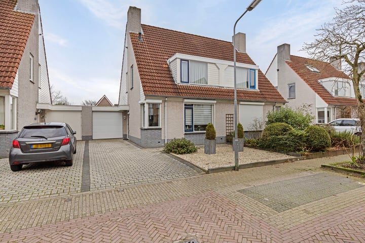H Roland Holstlaan 14 in Kloetinge foto