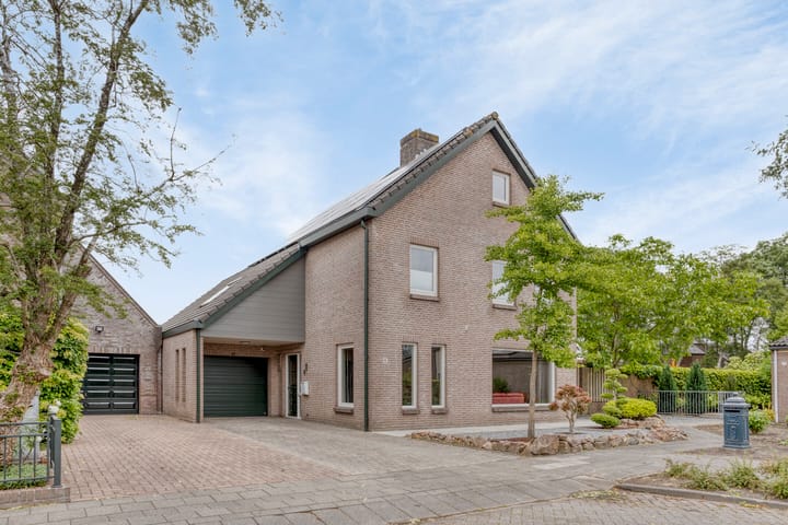 H. Roland Holstlaan 15 in Achtmaal foto
