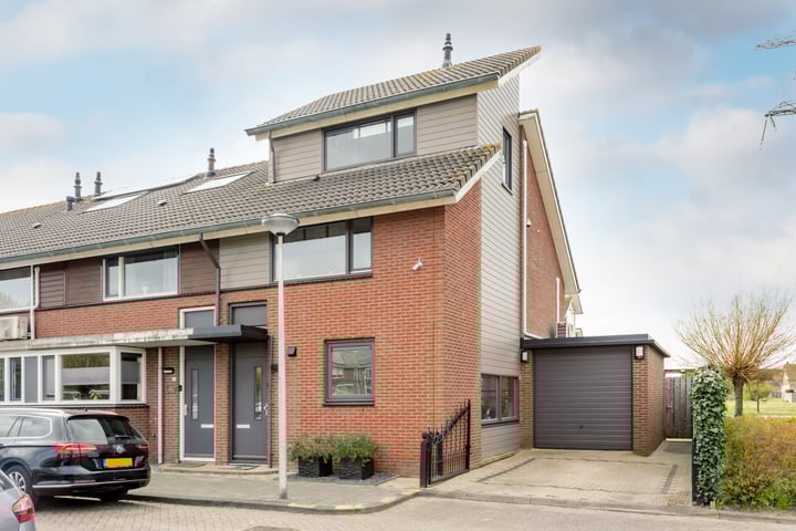 Harriet Beecher-Stowestraat 2 in Spijkenisse foto