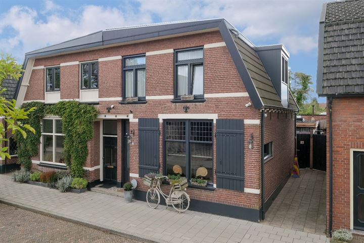 Hazelaarweg 11 in Hengelo foto