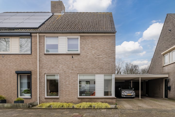 Heistraat 8 in Rijen foto