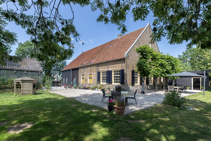 Heulenslag 57 in Bleskensgraaf ca foto