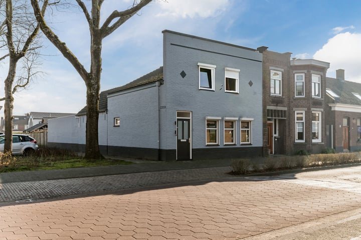 Hoofdstraat 122 in Rijen foto