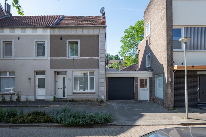 Hoofdstraat 210 in Hoensbroek