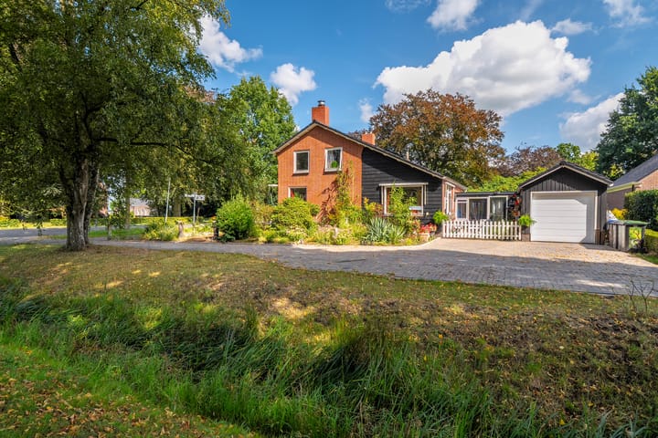 Hoofdweg 3 in Hellum foto