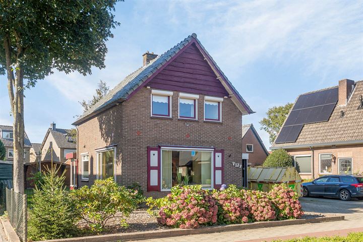 Hoofdweg 5 in Emst foto