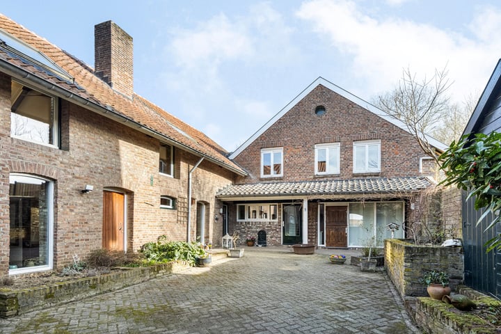 Hoogbeek 36 in Schin op Geul