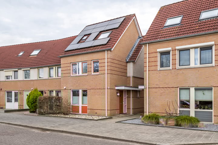 J.H. L.-van Herwaardenstraat 65 in Meteren foto