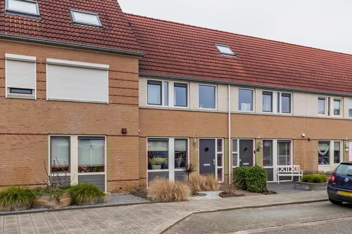 J.H. L.-van Herwaardenstraat 69 in Meteren foto