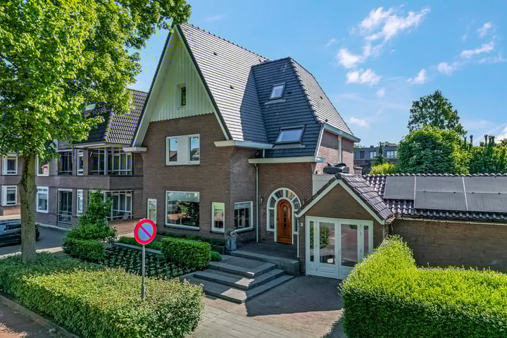 J.P.C. Leinweberstraat 2 in Veenendaal