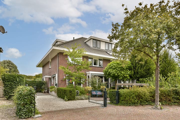 J.P. Gouverneurlaan 45 in Sassenheim foto