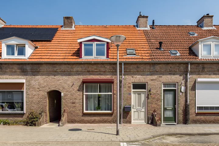 Jan van Bruhezestraat 10 in Steenbergen foto