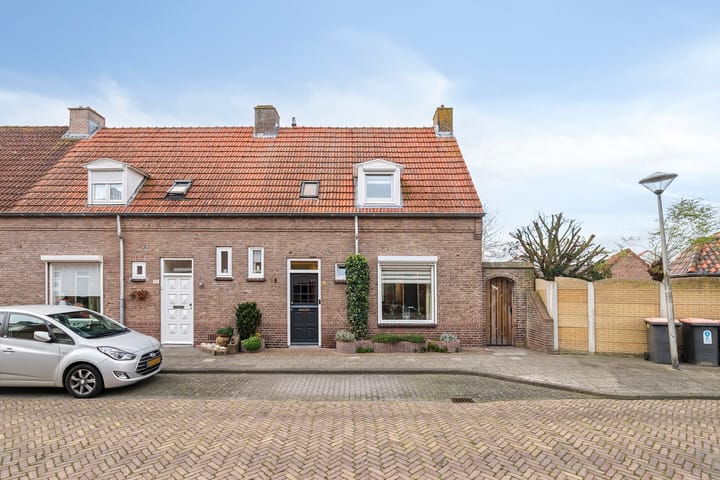 Jan van Bruhezestraat 15 in Steenbergen foto