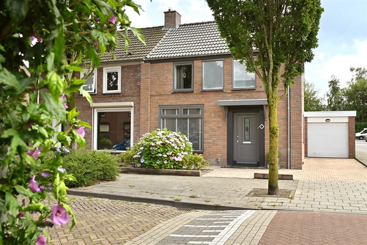 Jan van den Berghstraat 6 in Halsteren foto
