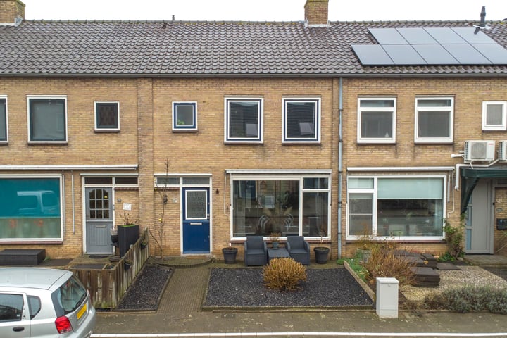 Janus Erasmiusstraat 10 in Tiel foto
