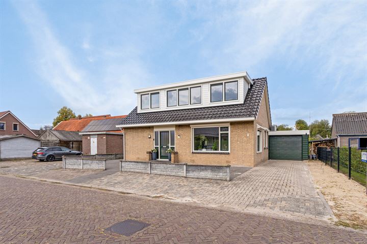 Julianalaan 1 in Nieuwlande foto