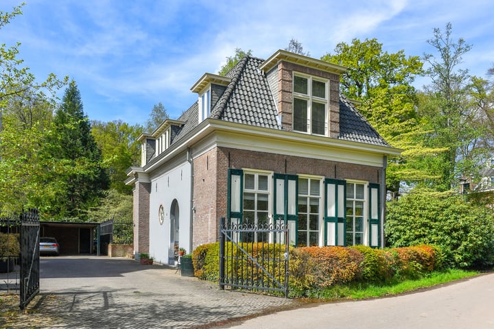 Julianalaan 11 in Arnhem foto