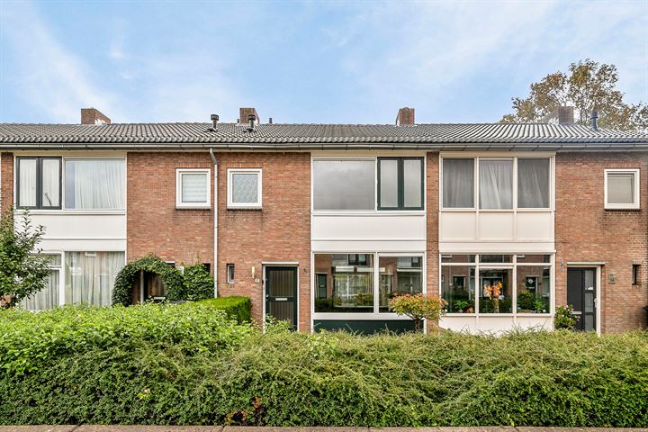 Kamperfoeliestraat 12 in Nieuw-Vennep foto