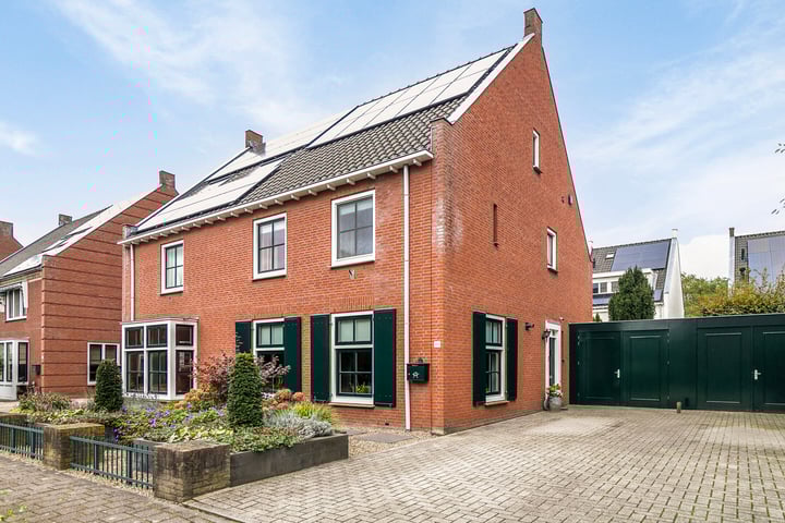 Karthuizerserf 10 in Helmond foto