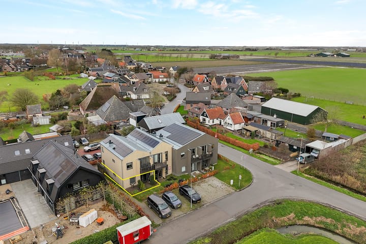 Kerkbuurt 32 in Tuitjenhorn foto