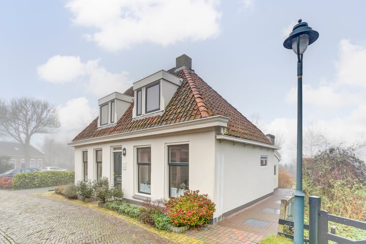 Kerkeburen 56 in Makkum foto