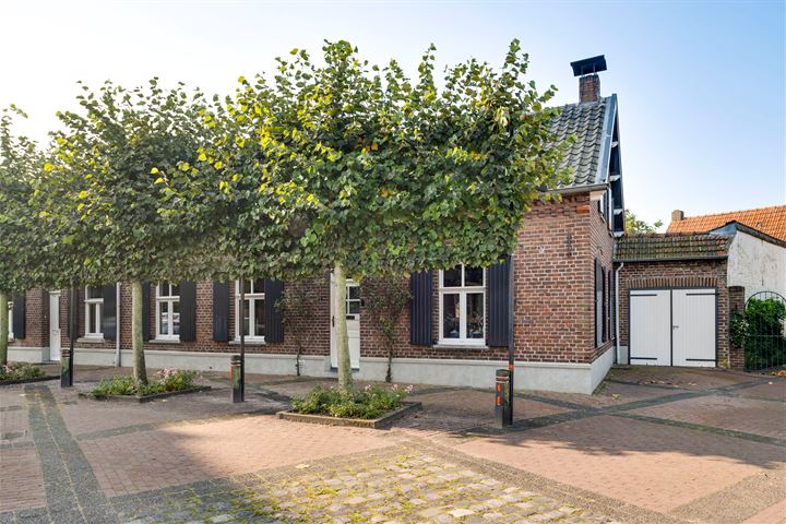 Kerkplein 5 in Kessel foto