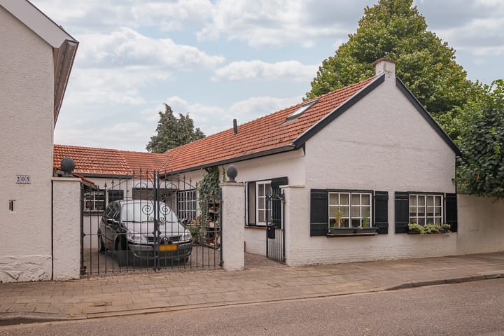 Kerkstraat 209 in Cadier en Keer