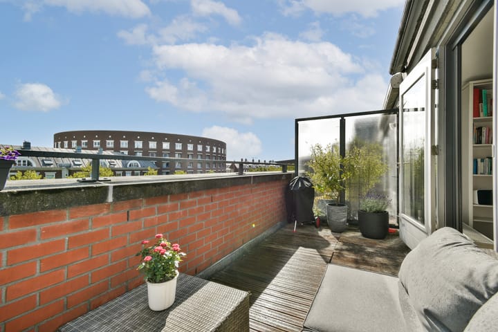 KNSM-laan 823 in Amsterdam foto