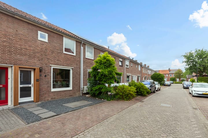 Koningin Julianastraat 52 in Hardinxveld-Giessendam foto