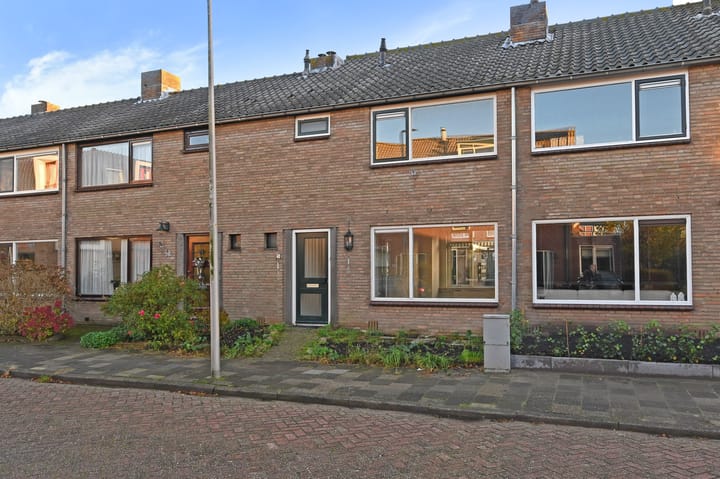 Koningin Wilhelminastraat 24 in Benthuizen