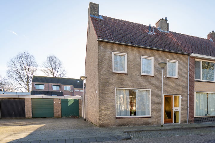 Koninginnehof 32 in Tilburg foto