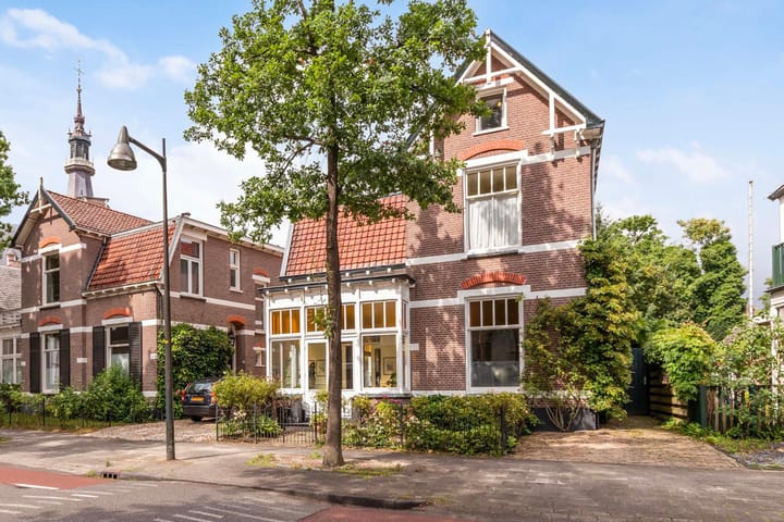 Koninginnelaan 9 in Apeldoorn foto