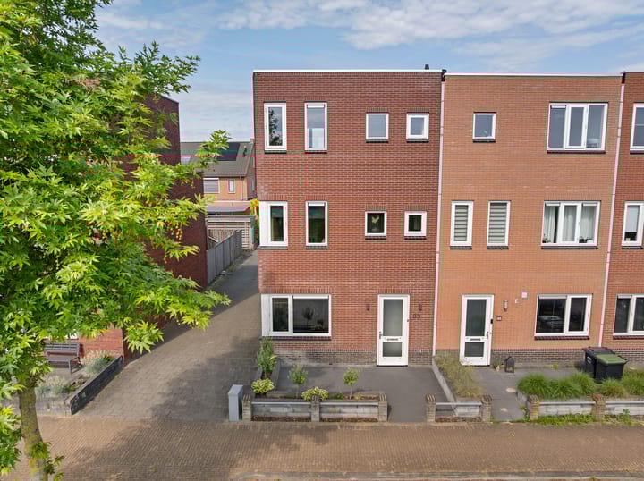 Koningspage 83 in Hoogeveen foto
