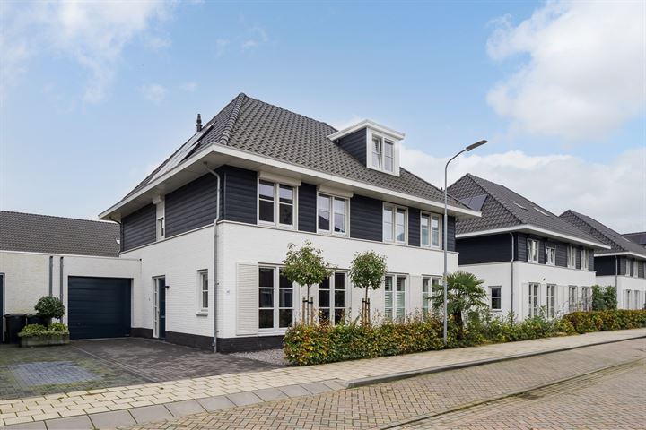 Kuilenburgsekade 42 in Tuil foto