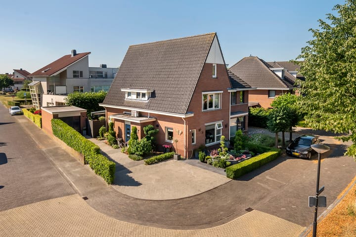 Laan 1940-1945 111 in Meteren foto