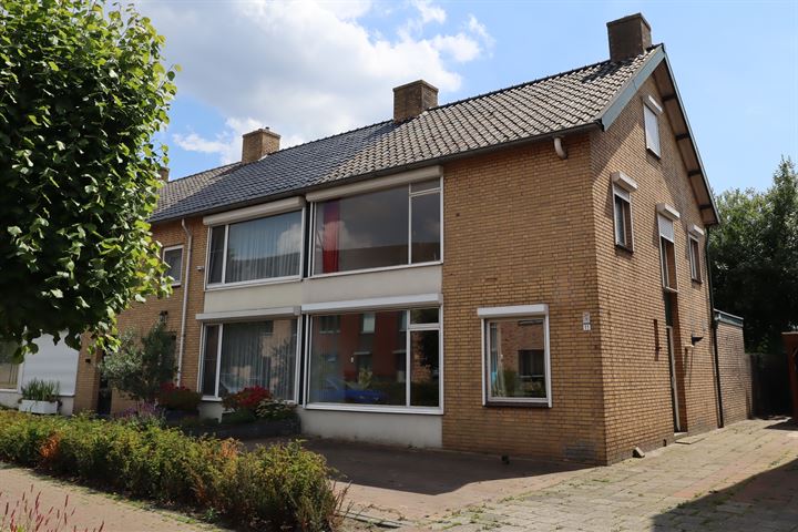 Laan van Luxemburg 11 in Roosendaal foto