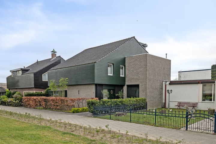 Laan van Nieuw Blankenburg 6 in Rozenburg foto