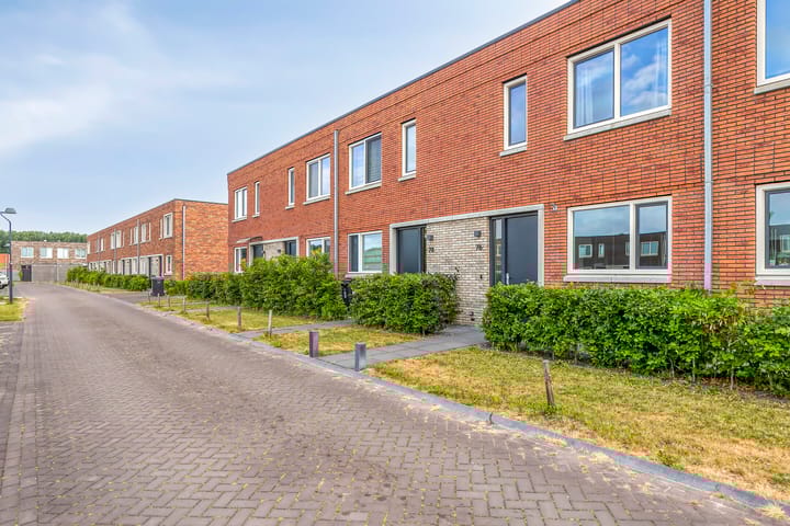 Laura Bassihof 76 in Almere foto