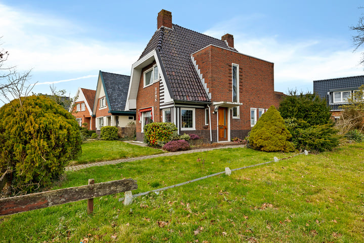 Leeksterweg 1 in Roden foto