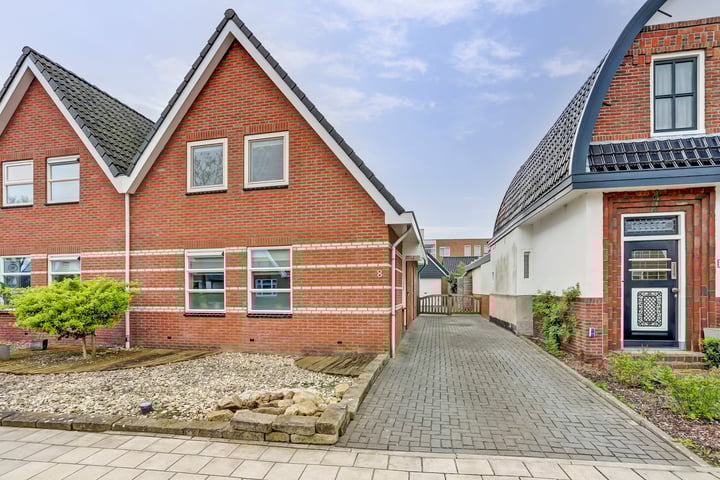 Leeksterweg 8 in Roden