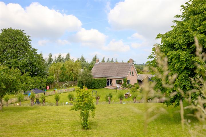 Lekdijk west 34 in Lopik foto