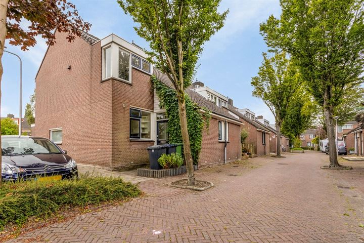 Lelie 18 in De Lier foto
