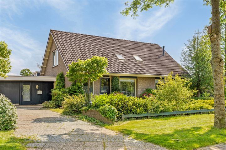 Linnaeuslaan 1 in Nieuw-Buinen foto