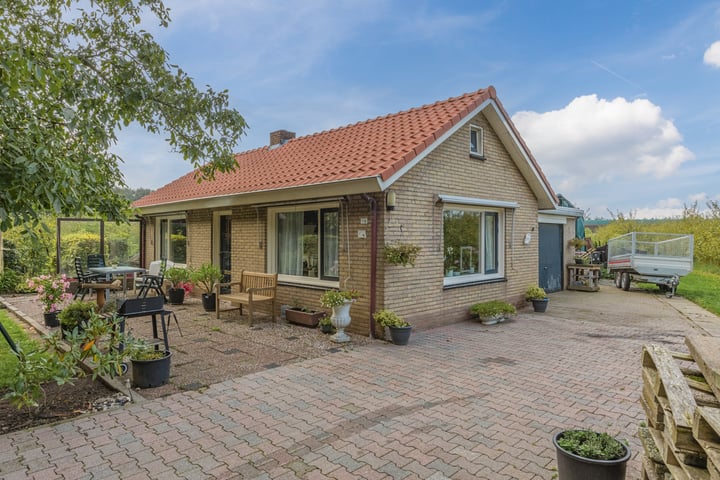 Loenensestraat 1a in Slijk-Ewijk foto