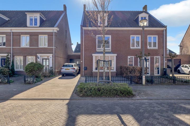 Loovoort 11 in Helmond