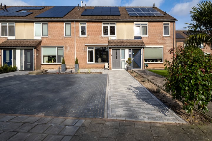 Louis Bouwmeesterstraat 18 in Hengelo foto